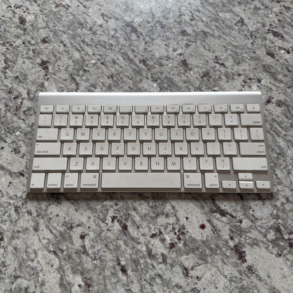 OEM Genuine Apple A1314 Wireless Bluetooth Keyboard - Silver/White - Great Cond